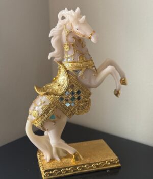 Caballo Blanco con Arreos dorados