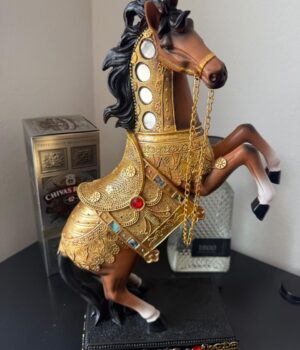 Caballo encabritado con armadura dorada
